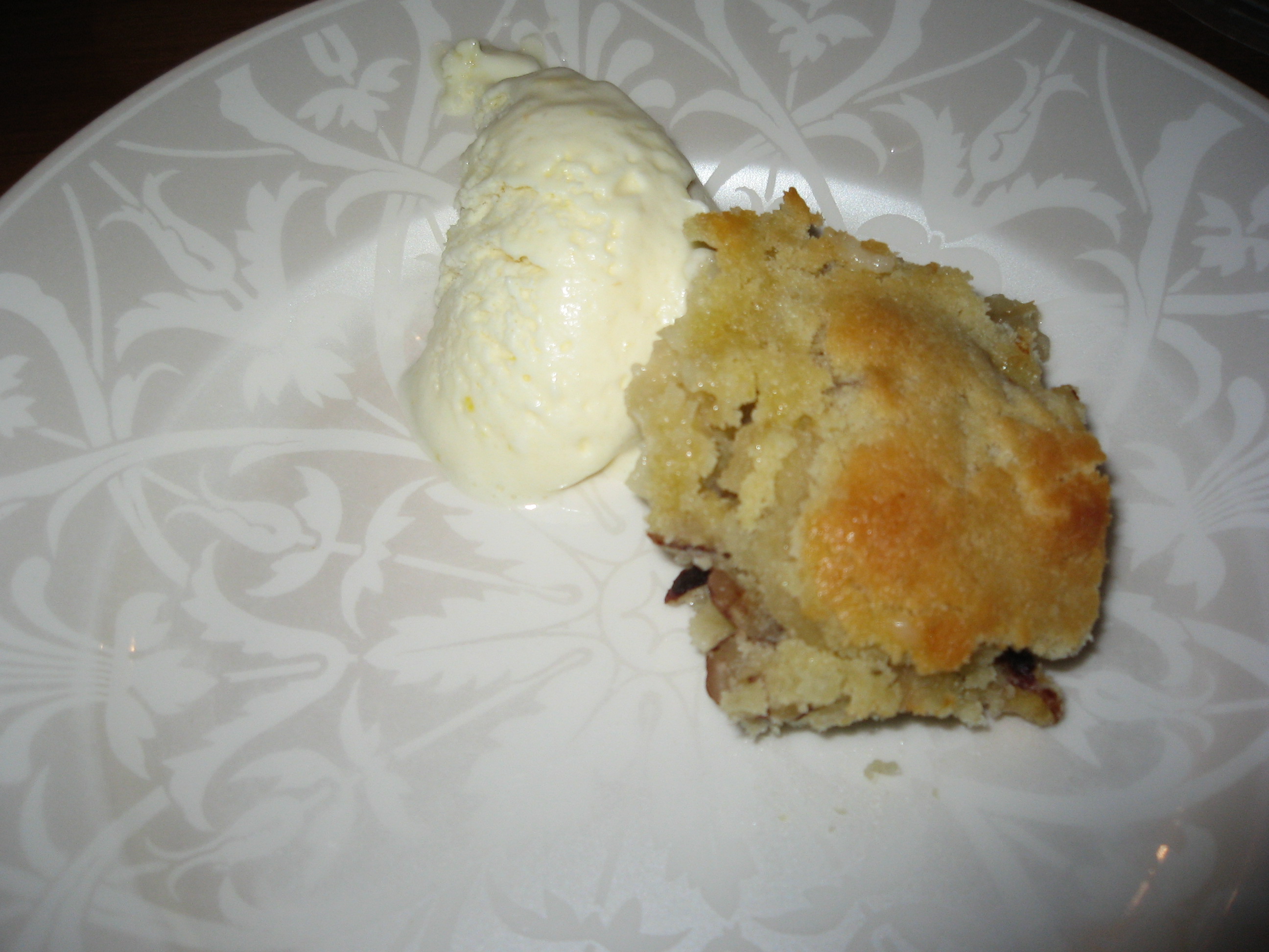 Is med hvid chokolade - ikke taknemmeligt at fotografere, her vist med lun æbletærte