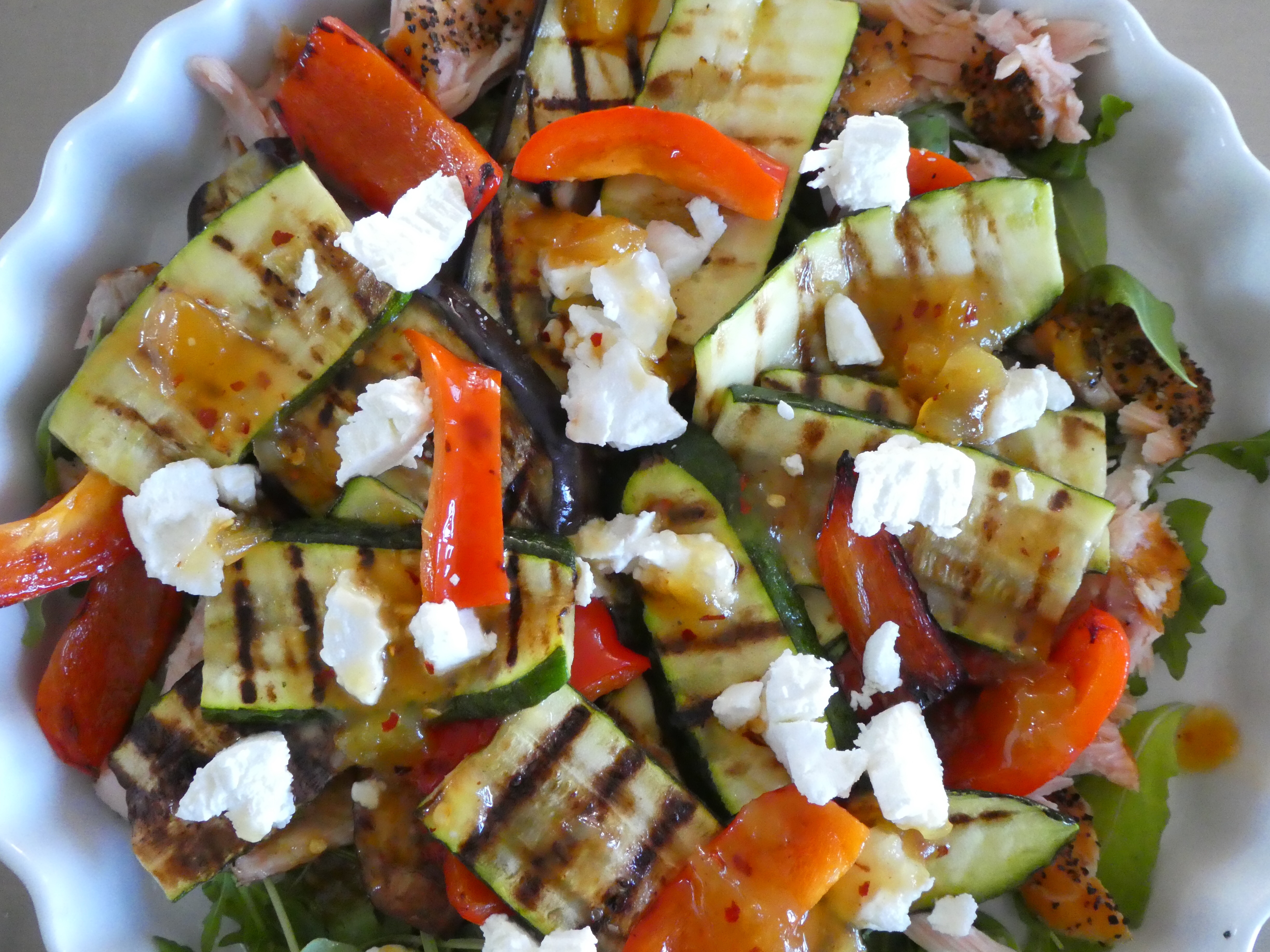 Salat med grillede grøntsager og varmrøget laks - Sundt to