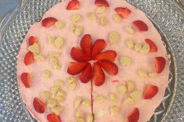 jordbær-rabarbermousse kage