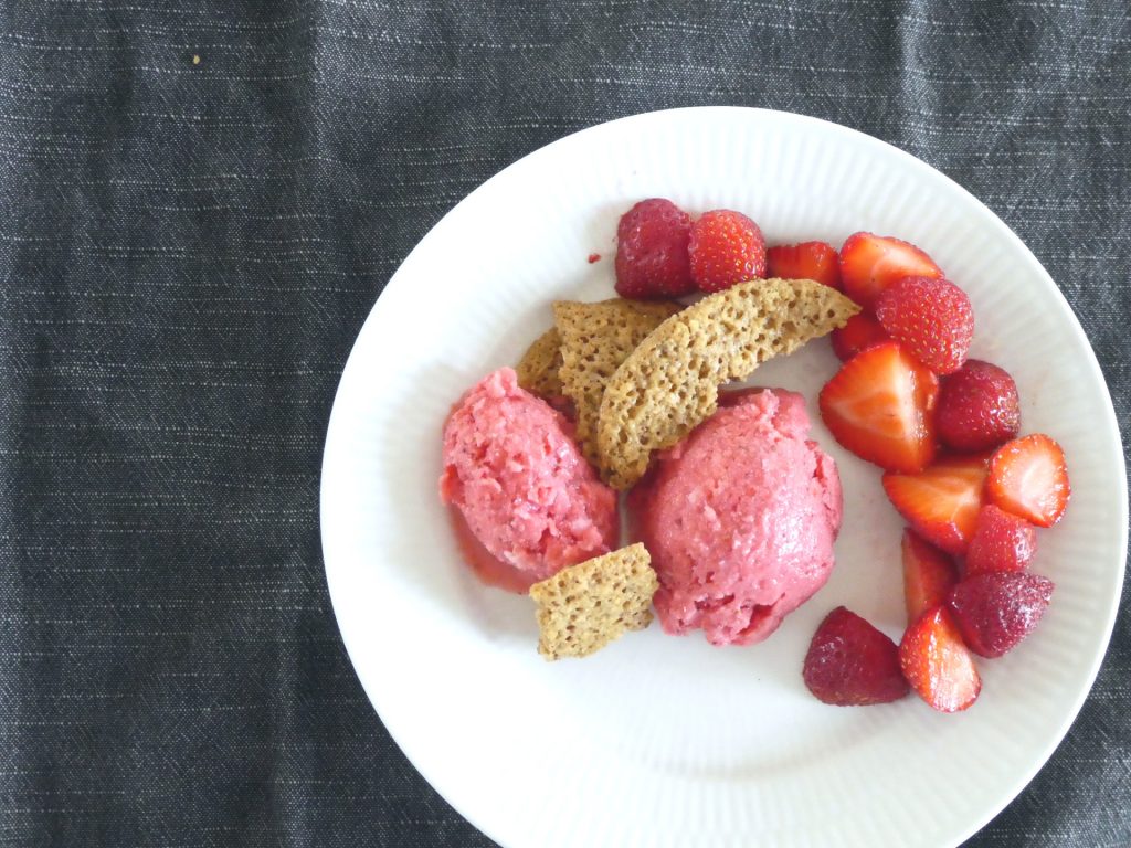 yoghurtis med masser af jordbær