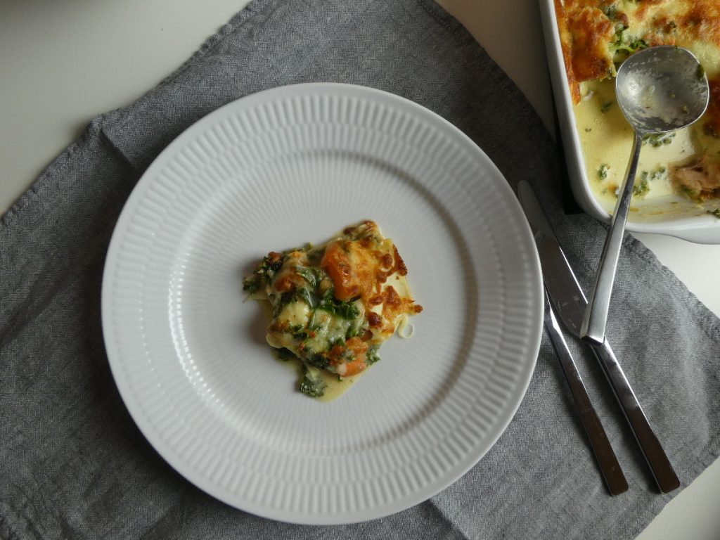 lasagne med grønkål og varmrøget laks - portionsanrettet