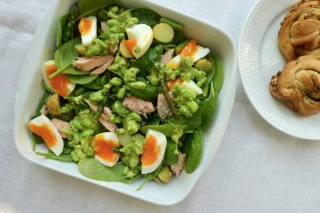 salat med dressing af ramsløgspesto