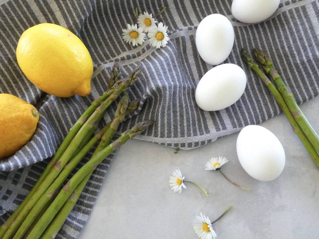 æg på bordet med asparges