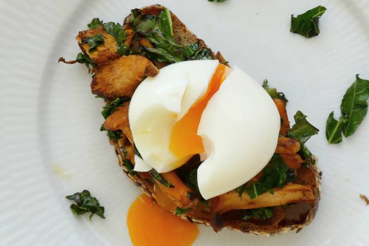 toast med kantareller med smilende æg - et eksempel på 7 veje til sundere kost