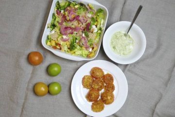 stegte tomater med salat og avocadocreme