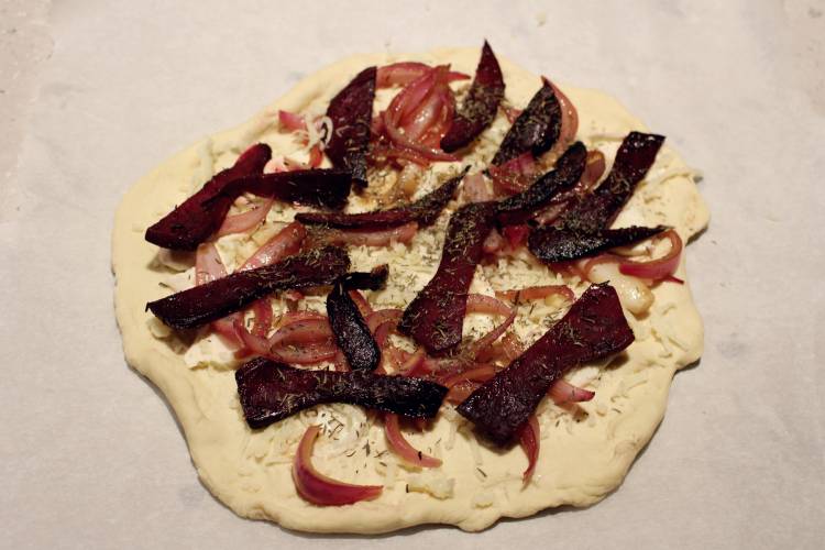 pizza med rødbede og rødløg